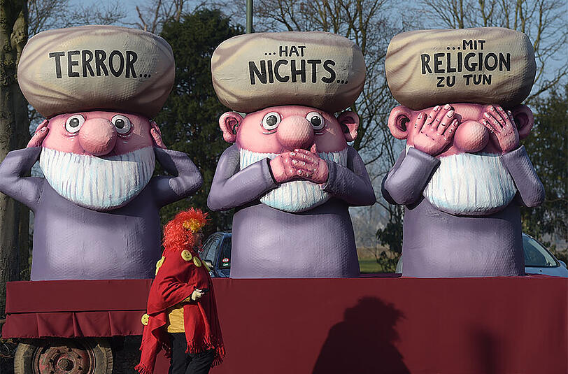 Düsseldorf: Der Motivwagen "Terror hat nichts mit Religion zu tun".