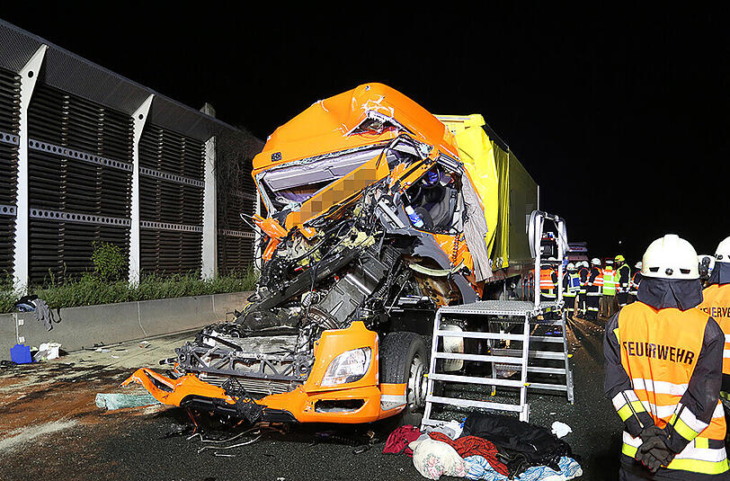 An einer Baustelle auf der A9 hat sich in der Nacht auf Mittwoch ein schwerer LKW-Unfall ereignet.