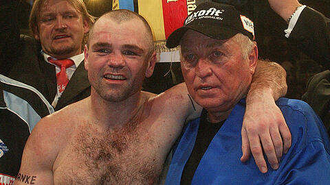 Sven Ottke (links), der neue und alte Box-Weltmeiser im Supermittgewicht nach Version der IBF und WBA, lässt sich im März 2004 mit seinem Trainer Ulli Wegner feiern.