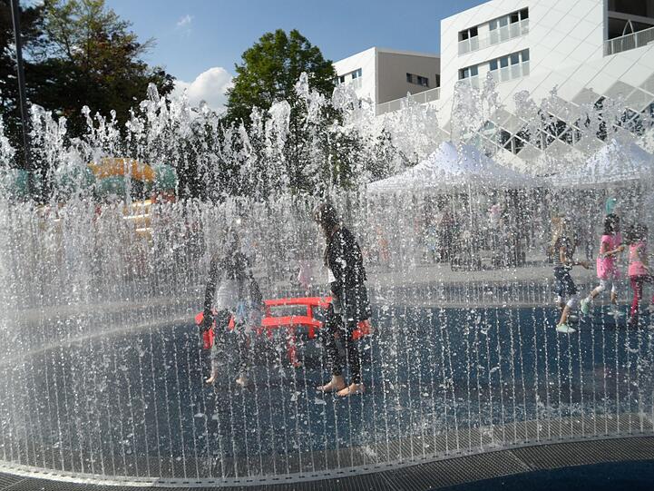 Feucht-fröhliche Brunnen-Eröffnung an den Pasing Arcaden: Vor allem die Kinder hatten einen Riesenspaß - aber auch Erwachsene und sogar Hunde waren angetan.