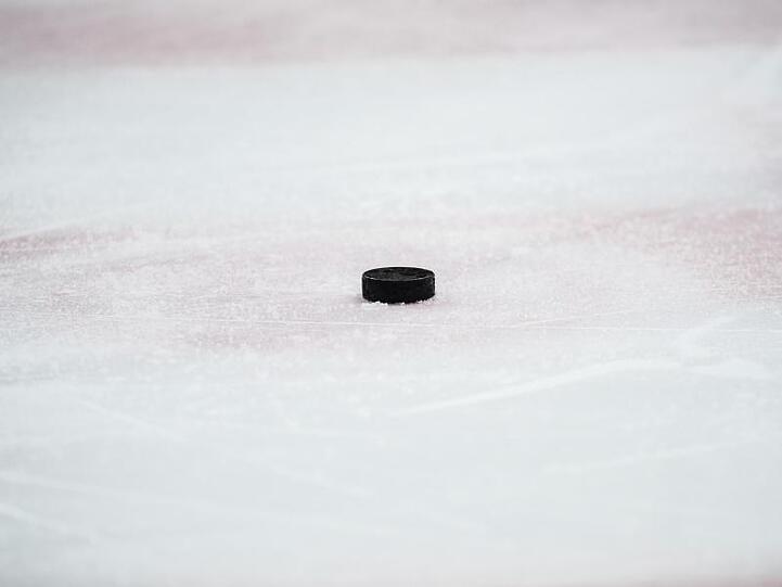 Der Puck liegt auf dem Eis. Foto: Bernd Thissen/Archivbild
