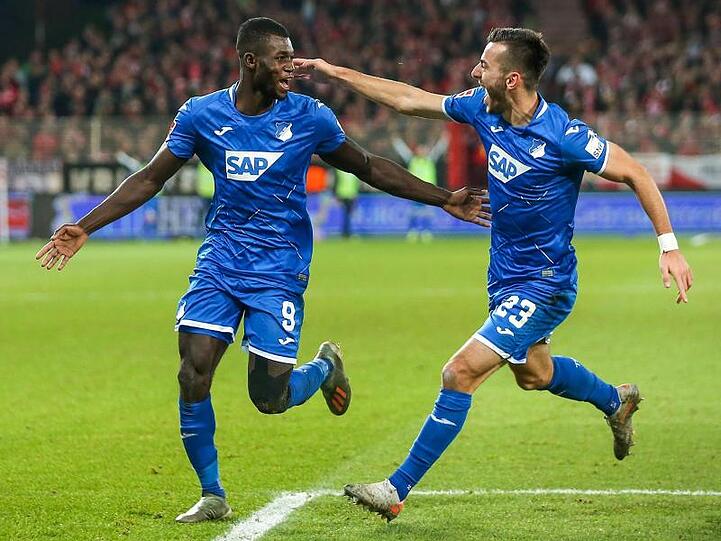Ihlas Bebou (l) ebnete mit seinem Tor zum 1:0 den Weg zum Hoffenheimer Sieg bei Aufsteiger Union Berlin.