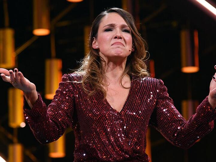 Carolin Kebekus erhält für ihre Bühnen- und Fernsehshows einen Radio Regenbogen Award.