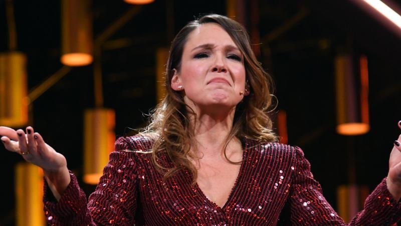 Carolin Kebekus erhält für ihre Bühnen- und Fernsehshows einen Radio Regenbogen Award. Carolin Kebekus erhält für ihre Bühnen- und Fernsehshows einen Radio Regenbogen Award.