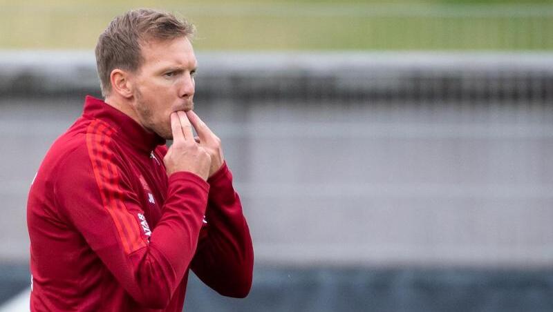 Trainer Julian Nagelsmann leitet das Training.