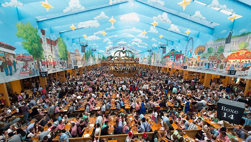 Wiesnbesucher feiern im Hacker Festzelt.