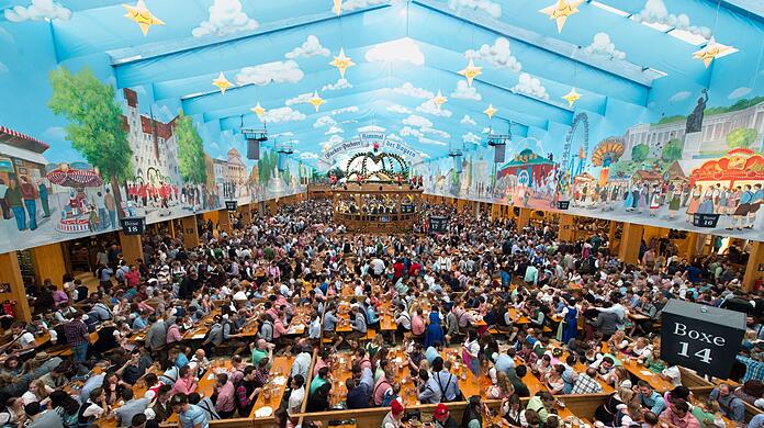 Wiesnbesucher feiern im Hacker Festzelt.