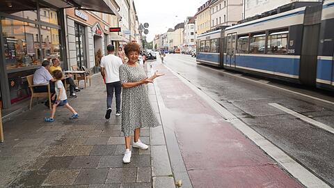 Hier könnte ein Boulevard sein - wenn die Stadt das Potenzial ernst nimmt! Carmen Dullinger-Oßwald an "ihrer" Tegernseer Landstraße.