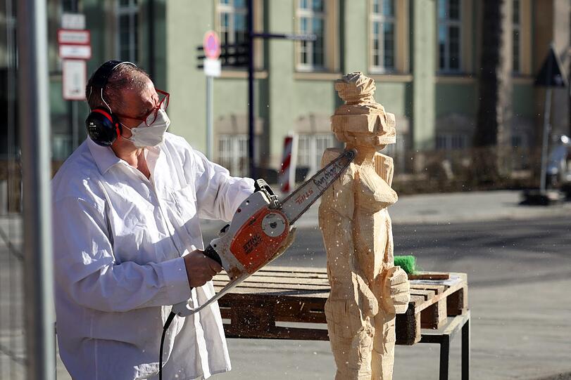 Künstler Jörg Herz sägt an einer Skulptur - eine Taucherin wird das mal.