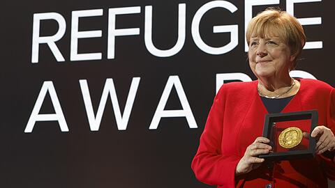 Merkel bei einer Preisverleihung für ihre Flüchtlingspolitik