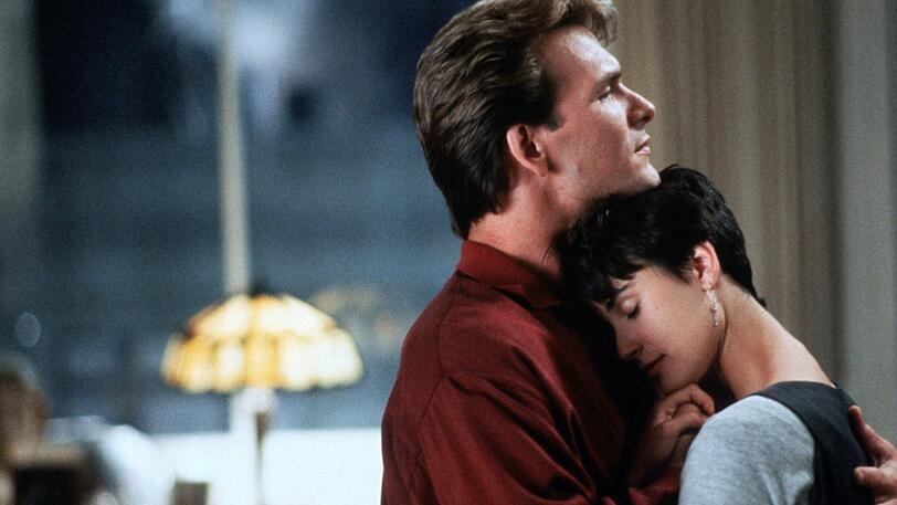 Mit dem romantischen Geisterdrama "Ghost - Nachricht von Sam" (1990) feierte Swayze (Bild, mit Demi Moore) einen weiteren Erfolg, im Surfer-Krimi "Gef&auml;hrliche Brandung" (1991) begeisterte er als Gegenspieler von Keanu Reeves.