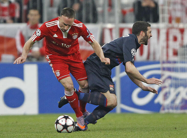 Böser Tritt oder unglückliche Aktion? Franck Ribéry (l.) gegen Lyons Argentinier Lisandro Lopez.