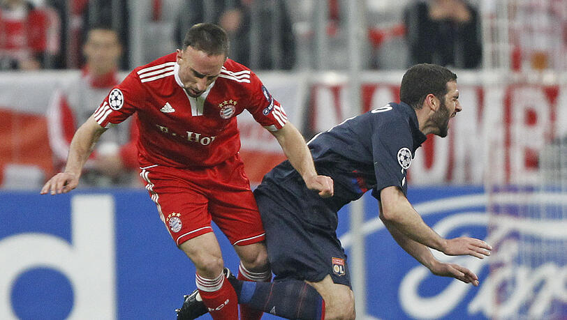Böser Tritt oder unglückliche Aktion? Franck Ribéry (l.) gegen Lyons Argentinier Lisandro Lopez. Böser Tritt oder unglückliche Aktion? Franck Ribéry (l.) gegen Lyons Argentinier Lisandro Lopez.