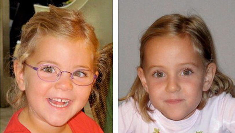 Ein Bild aus glücklichen Tagen: Die blonden Zwillingsmädchen Alessia
und Livia lächeln von den Fotos. Sie sind verschwunden. Ein Bild aus glücklichen Tagen: Die blonden Zwillingsmädchen Alessia
und Livia lächeln von den Fotos. Sie sind verschwunden.