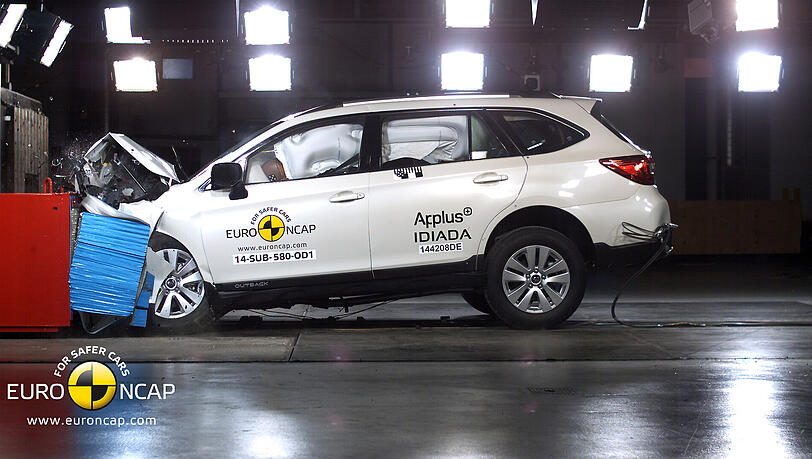 Stabile Angelegenheit: Der Subaru Outback beim Frontalcrash. Stabile Angelegenheit: Der Subaru Outback beim Frontalcrash.