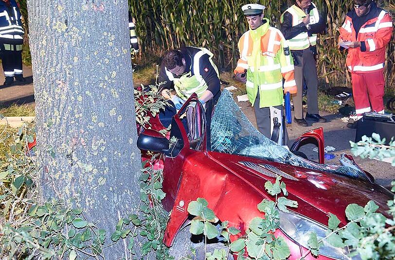 Bilder vom Unfallort bei Hohenkammer. Das Auto ist vollkommen demoliert, nachdem der Fahrer gegen einen Baum geprallt ist.