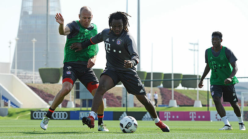 Trainieren fürs Tripple, Posieren fürs Fan-Selfie: Die Bilder von der ersten Trainingseinheit der Bayern in Doha.