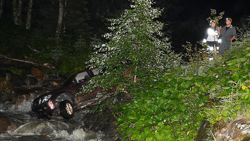 Das Auto landete im Trattenbach. Die Bilder von der Unfallstelle.