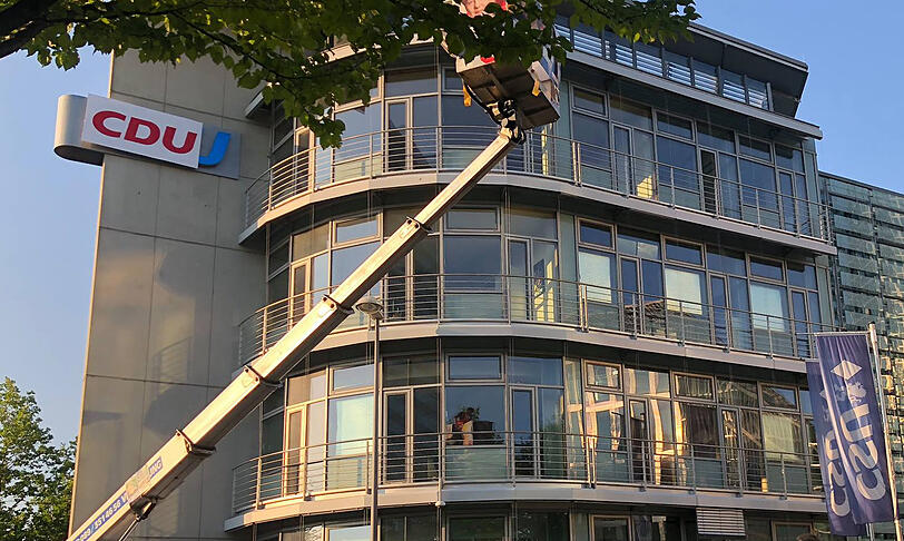 Mit einer Hebebühne brachten die Aktivisten das "CDU"-Banner an.