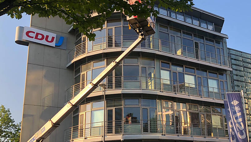 Mit einer Hebebühne brachten die Aktivisten das "CDU"-Banner an. Mit einer Hebebühne brachten die Aktivisten das "CDU"-Banner an.