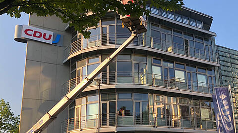 Mit einer Hebebühne brachten die Aktivisten das "CDU"-Banner an.