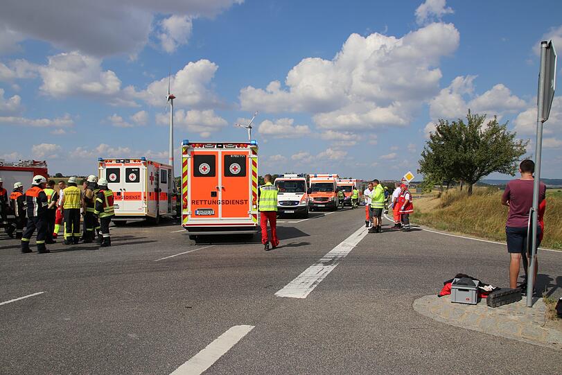 Bei Rothenburg ob der Tauber ist es am Sonntag zu einem schrecklichen Unfall gekommen. Zwei Menschen starben noch an der Unfallstelle, eine junge Frau erlag ihren Verletzungen in der darauffolgenden Nacht.