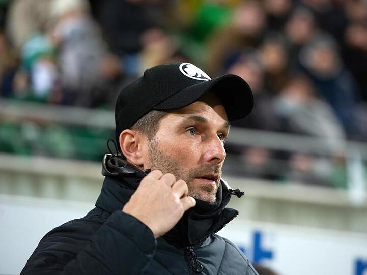 Trainer Stefan Leitl von Fürth blickt in das Stadion. Foto: Timm Schamberger/dpa