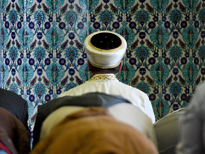 Ein Imam betet in der Centrum-Moschee Hamburg.