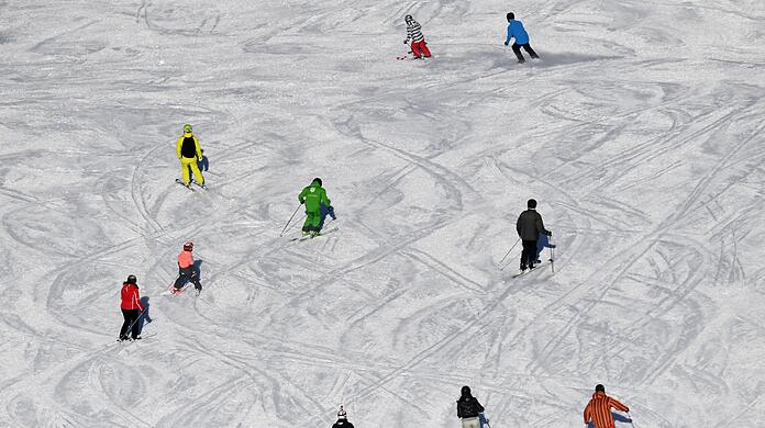 Der Bub wurde von einem bislang unbekannten Skifahrer geschnitten. (Symbolbild)