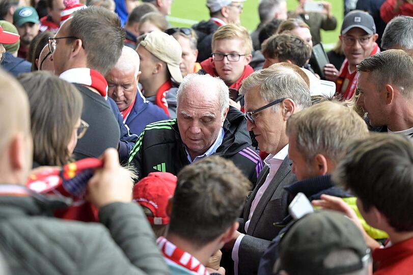 Natürlich auch in Haching wie immer im Mittelpunkt: Bayern-Patron Uli Hoeneß (l.) und Vorstandsboss Jan-Christian Dreesen.