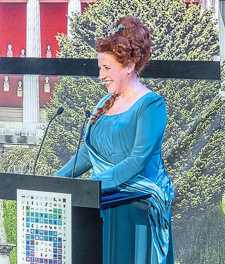Luise Kinseher als Mama Bavaria scherzt im Deutschen Museum mit Bundespräsident Frank-Walter Steinmeier.