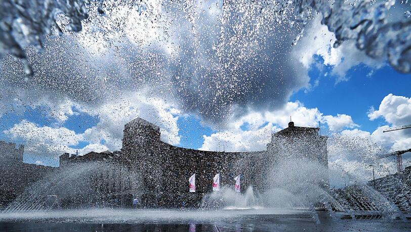 Wasser marsch! Die Fontänen am Stachus spritzen längst wieder. Wer München günstig entdecken möchte, der sollte diese Tour von AZ-Stadtspaziergänger Sigi Müller wählen. Wasser marsch! Die Fontänen am Stachus spritzen längst wieder. Wer München günstig entdecken möchte, der sollte diese Tour von AZ-Stadtspaziergänger Sigi Müller wählen.