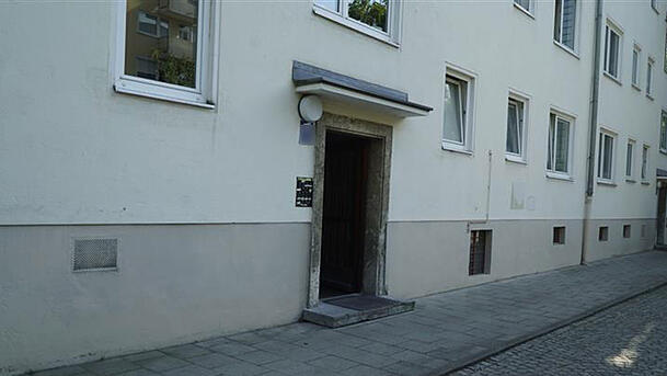 Einsatzkräfte gehen von Haus zu Haus und fordern die Leute auf, ihre Wohnung zu verlassen.