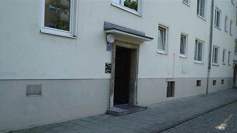 Einsatzkräfte gehen von Haus zu Haus und fordern die Leute auf, ihre Wohnung zu verlassen.