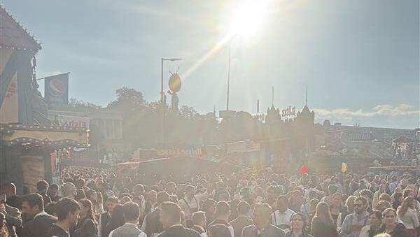 Am Samstag strahlt die Sonne – im Janker lässt es sich gut aushalten. Am Samstag strahlt die Sonne – im Janker lässt es sich gut aushalten.