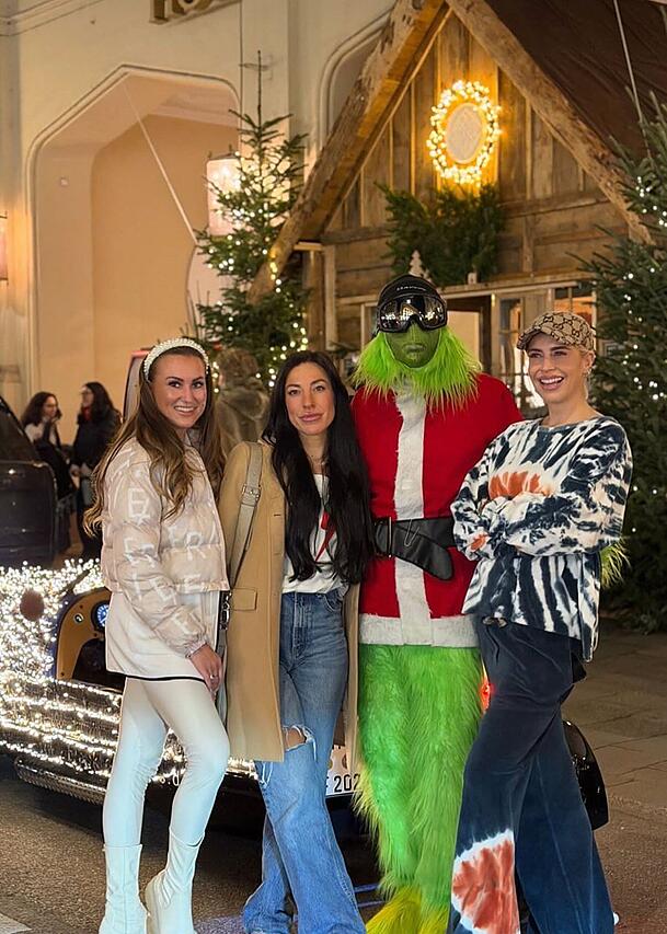 In einem leuchtenden Threewheeler von Vanderhall Motor Works durfte Verena Kerth eine Spritztour mit dem Grinch durch M&uuml;nchen machen.