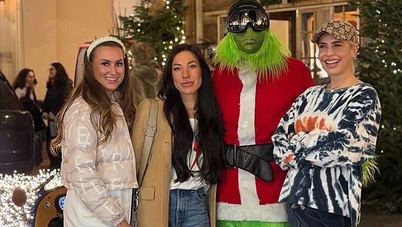 In einem leuchtenden Threewheeler von Vanderhall Motor Works durfte Verena Kerth eine Spritztour mit dem Grinch durch M&uuml;nchen machen.