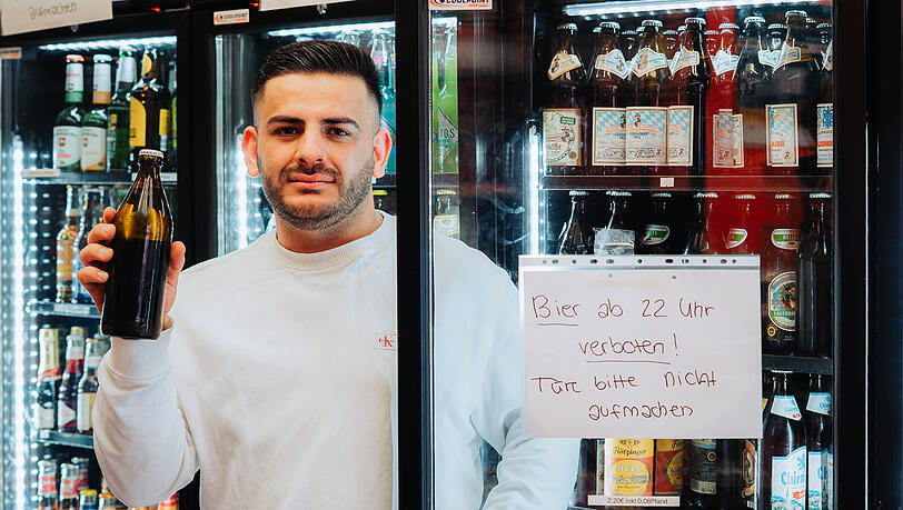 Ido Askar vom Amalien-Kiosk ist schockiert. Seit Montag darf er Flaschenbier nur noch bis 22 Uhr verkaufen.