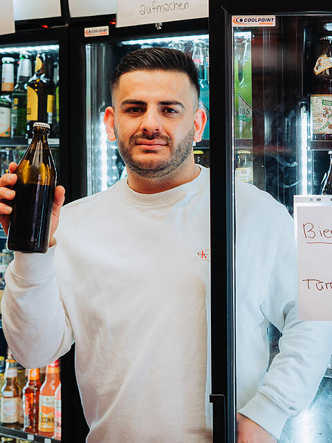 Ido Askar vom Amalien-Kiosk ist schockiert. Seit Montag darf er Flaschenbier nur noch bis 22 Uhr verkaufen.