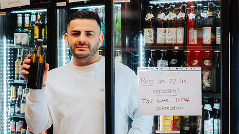 Ido Askar vom Amalien-Kiosk ist schockiert. Seit Montag darf er Flaschenbier nur noch bis 22 Uhr verkaufen.