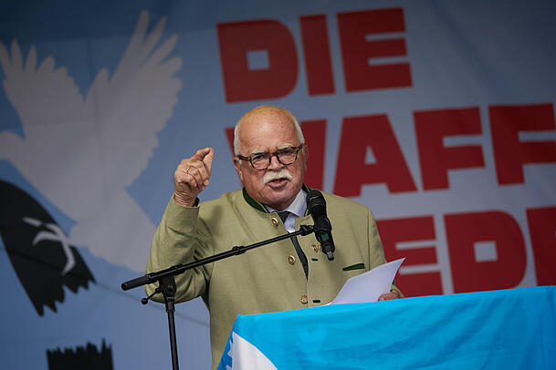 Er hatte vor einiger Zeit ein anderes Bündnis ins Spiel gebracht: CSU-Urgestein Peter Gauweiler. Er hatte vor einiger Zeit ein anderes Bündnis ins Spiel gebracht: CSU-Urgestein Peter Gauweiler.