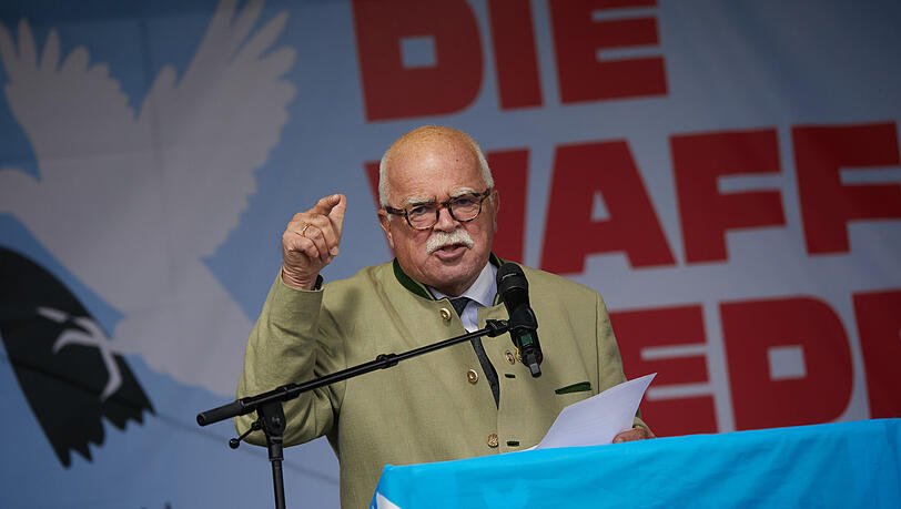 Er hatte vor einiger Zeit ein anderes Bündnis ins Spiel gebracht: CSU-Urgestein Peter Gauweiler. Er hatte vor einiger Zeit ein anderes Bündnis ins Spiel gebracht: CSU-Urgestein Peter Gauweiler.