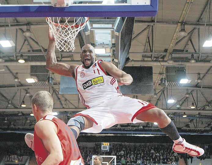Rein damit und zwar mit Gewalt: Centerkoloss Darius Hall beim Slamdunk.