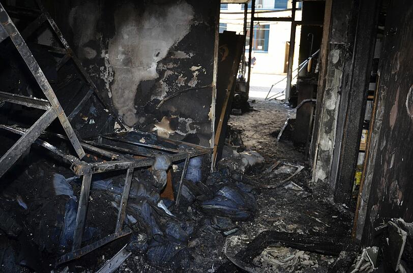 Schwabing am Tag nach der Bombensprengung: Die Spuren der Detonation sind deutlich zu erkennen, teilweise hat sie schwere Schäden verursacht. Derzeit werden die Schäden an den Gebäuden der Umgebung erfasst.