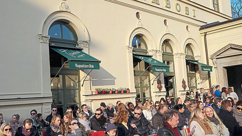 So wird es vielen Münchnern in Erinnerung bleiben: In der Sonne sitzend vor dem Tambosi.