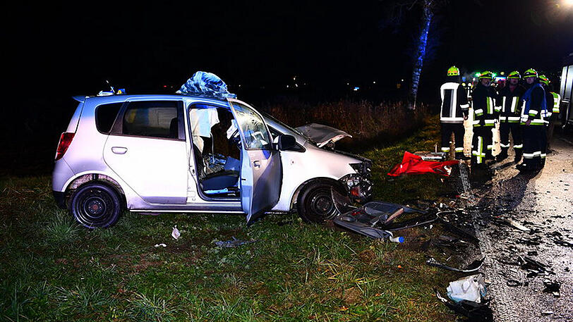 Trümmerfeld auf der Straße: Beide Fahrzeuge sind komplett zerstört, einer der Fahrer starb noch am Unfallort.