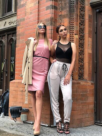 Lässiges Doppelpack bei Tageslicht: Susanne (24) und Sabrina (20).