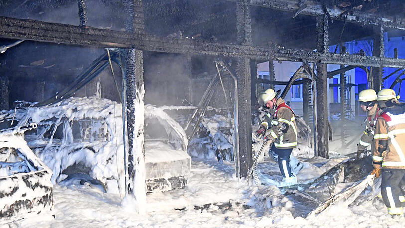 Schaum soweit das Auge reicht: Die Bilder vom Feuerwehreinsatz in Neubiberg, wo eine Garage komplett abgebrannt ist.