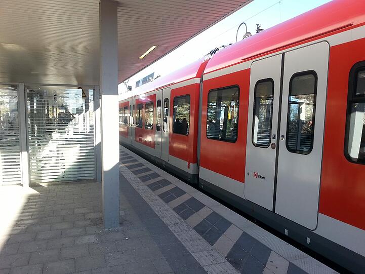Die neu gestaltete S-Bahn Station Moosach kann sich wirklich sehen lassen. Für die Fahrgäste gibt es windgeschützte optisch einladende Unterstellmöglichkeiten.