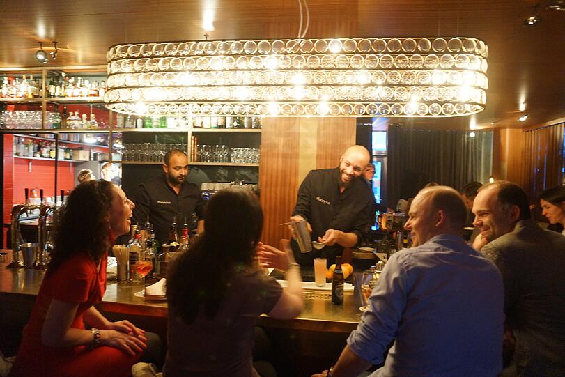 Gewusst, wie: die beiden Bartender (v. l.) Selly Memedou und Oliver von Carnap zaubern spezielle Cocktails für ihre Gäste.